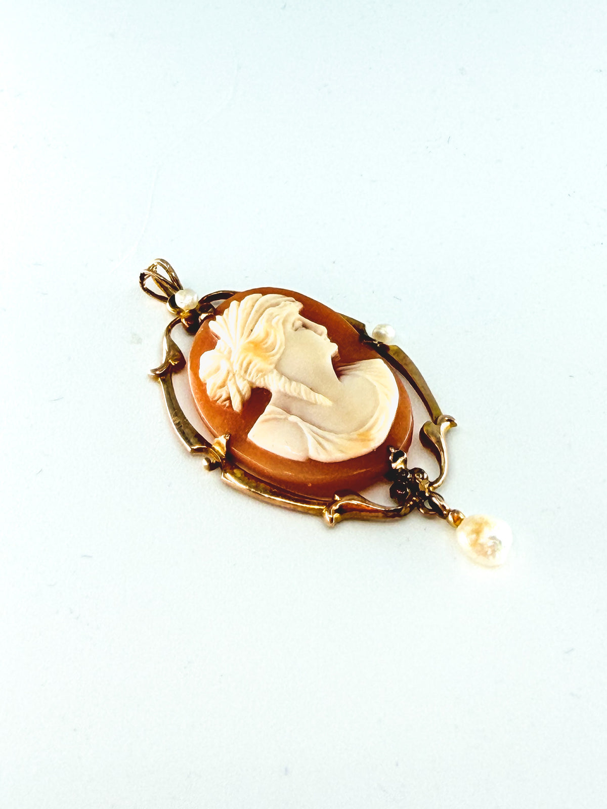 Edwardian 10k gold cameo lavalier pendant