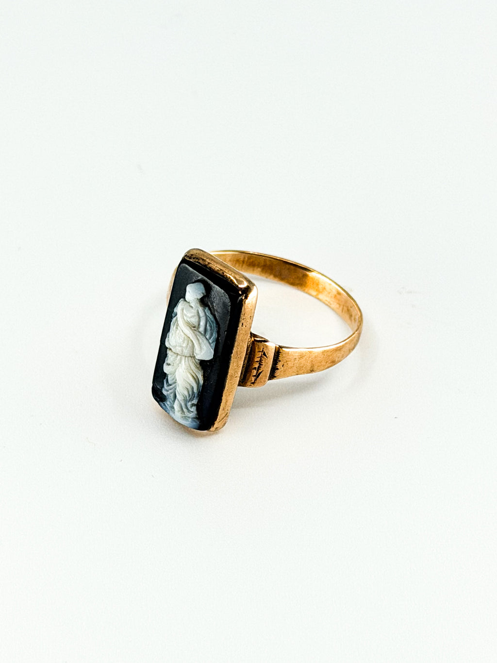 Victorian 10k gold carved hardstone cameo ring