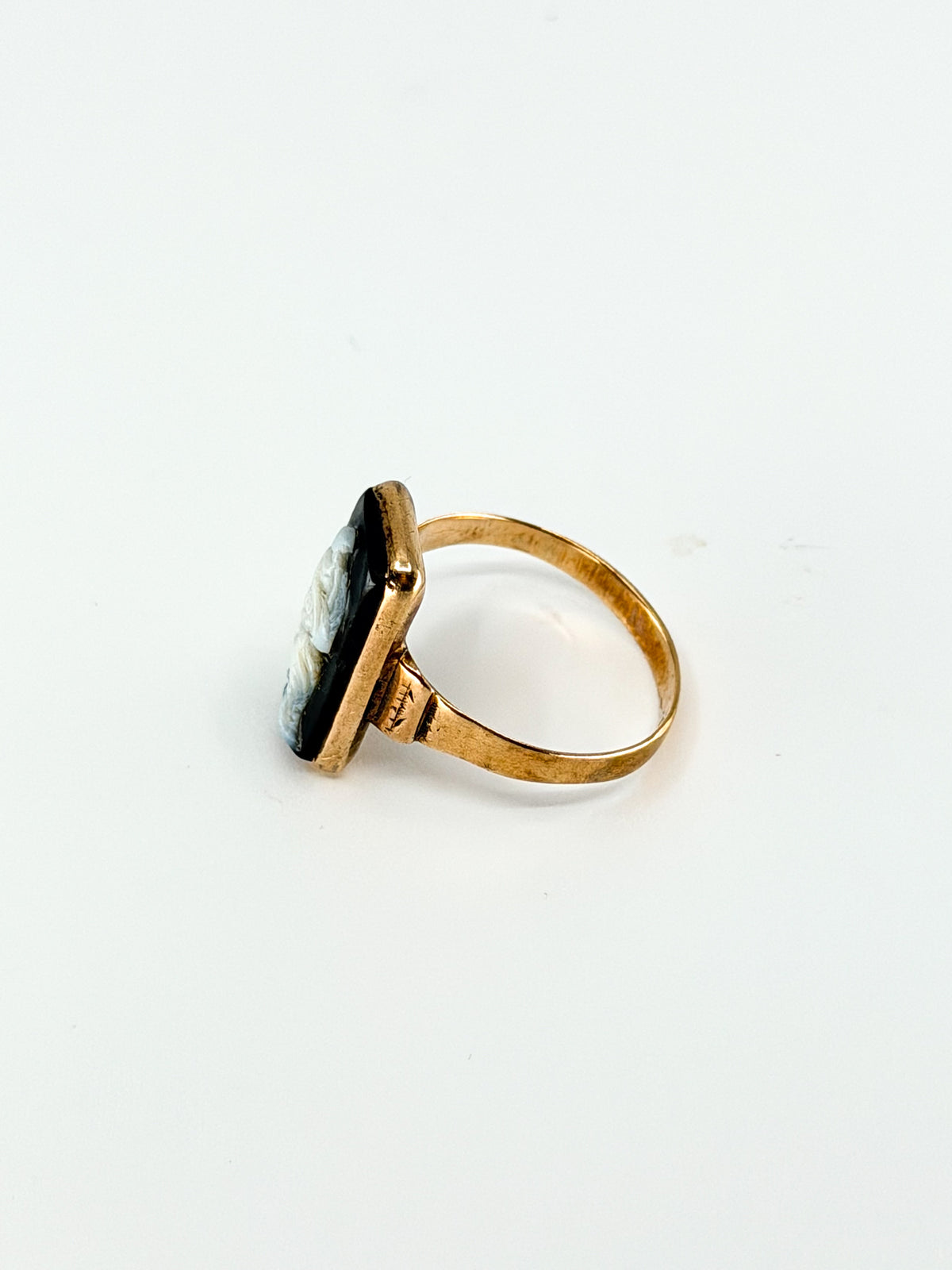 Victorian 10k gold carved hardstone cameo ring