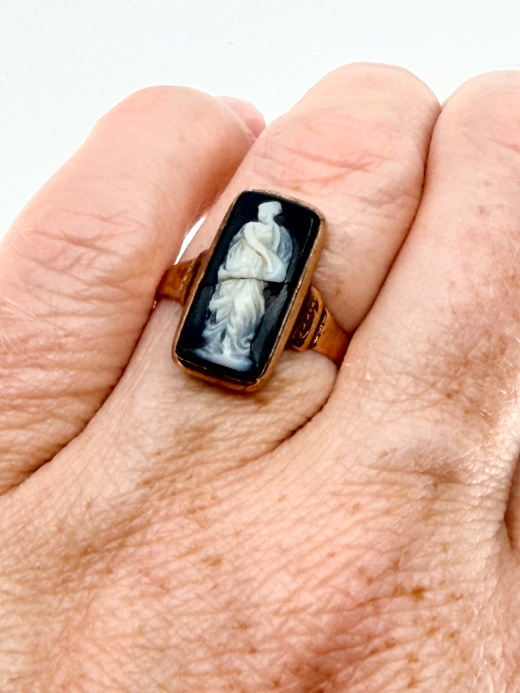 Victorian 10k gold carved hardstone cameo ring