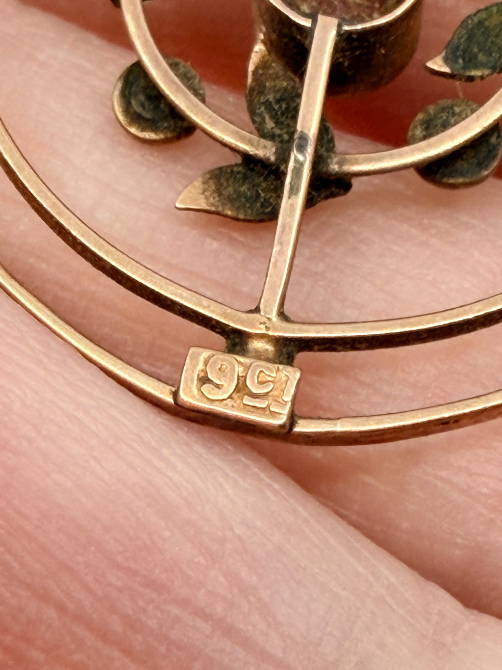 Edwardian 9k gold lavalier pendant with garnet and seed pearls