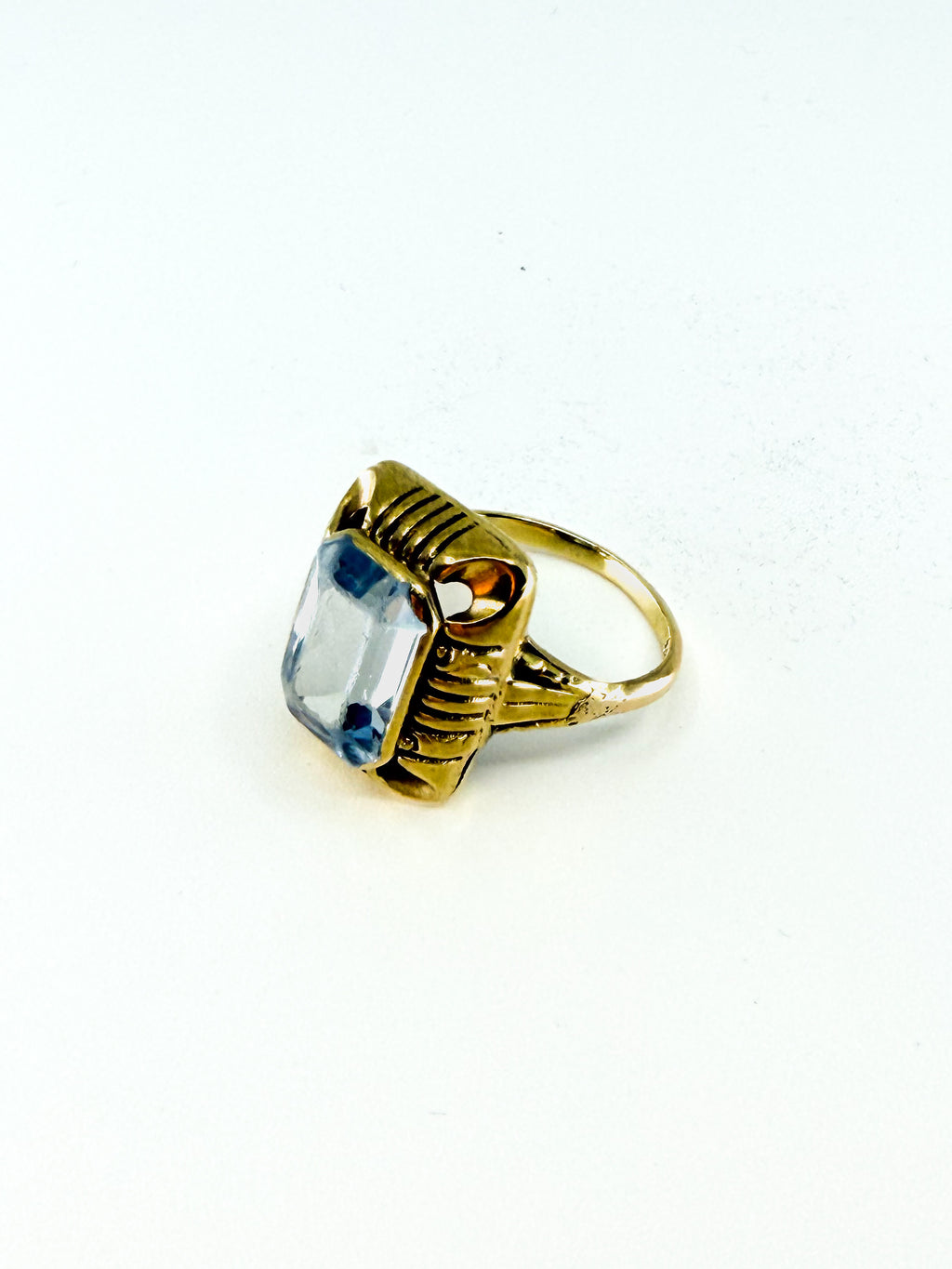 Vintage 8k gold ring with large aquamarine gemstone