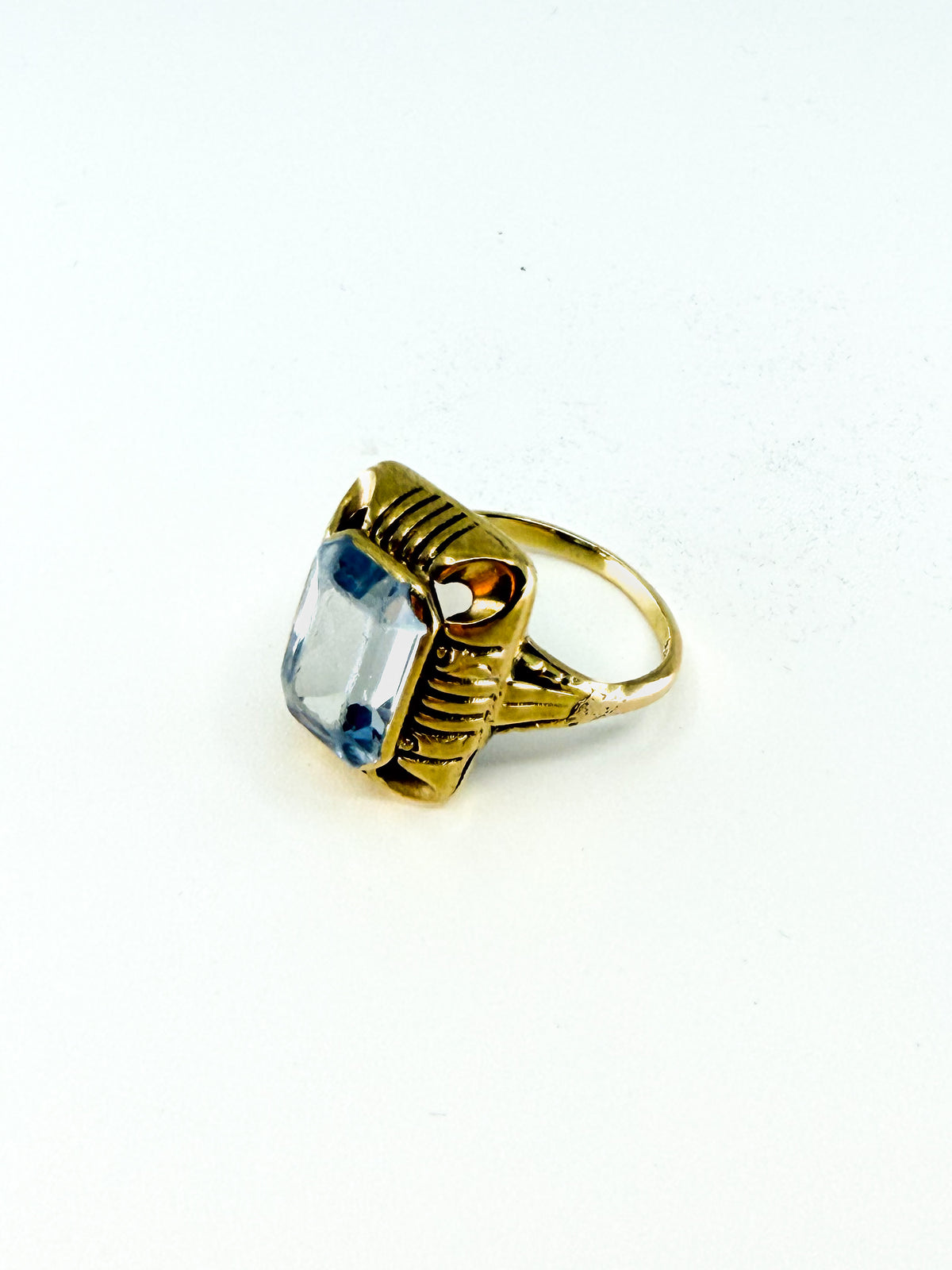 Vintage 8k gold ring with large aquamarine gemstone