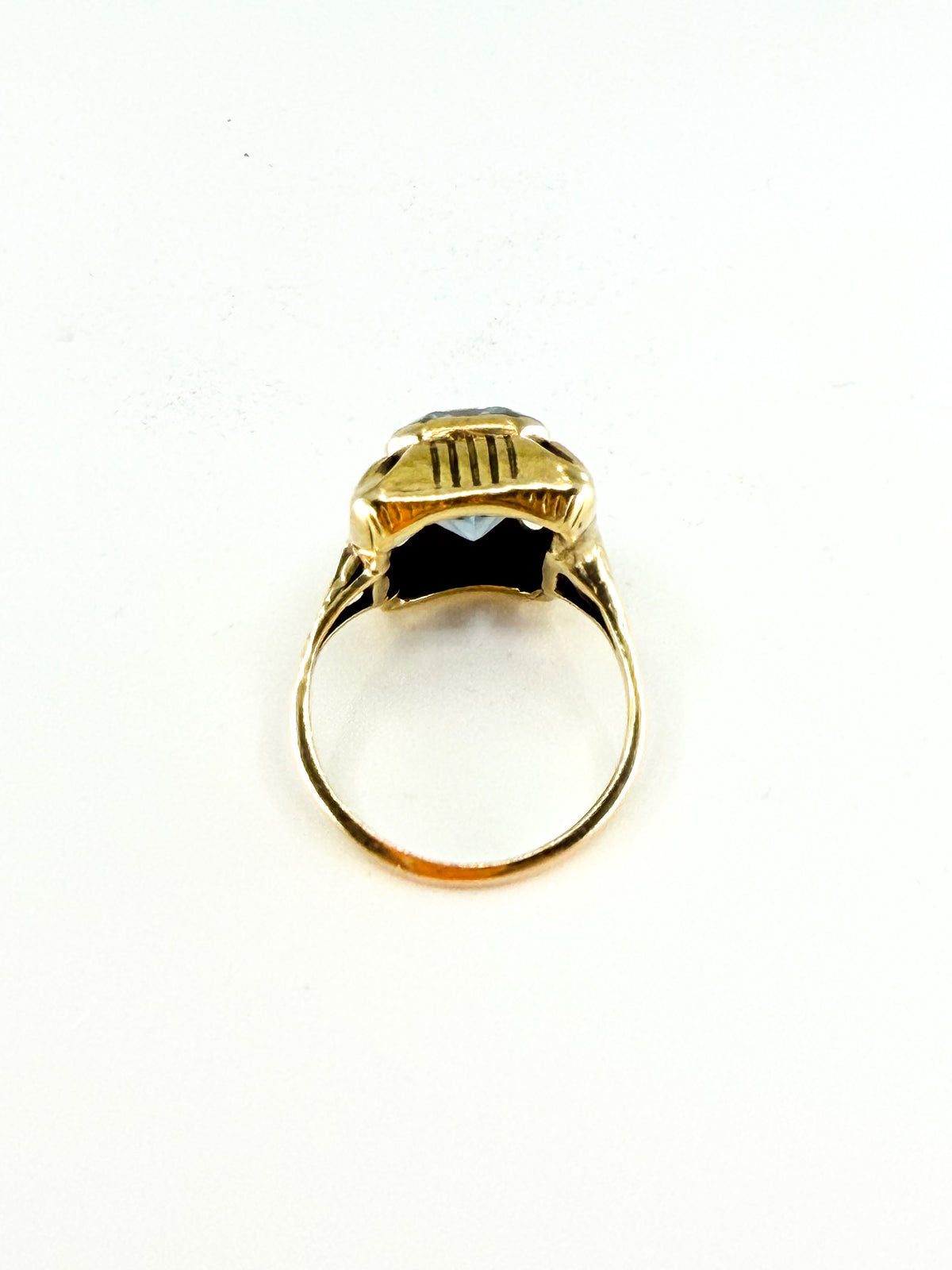 Vintage 8k gold ring with large aquamarine gemstone